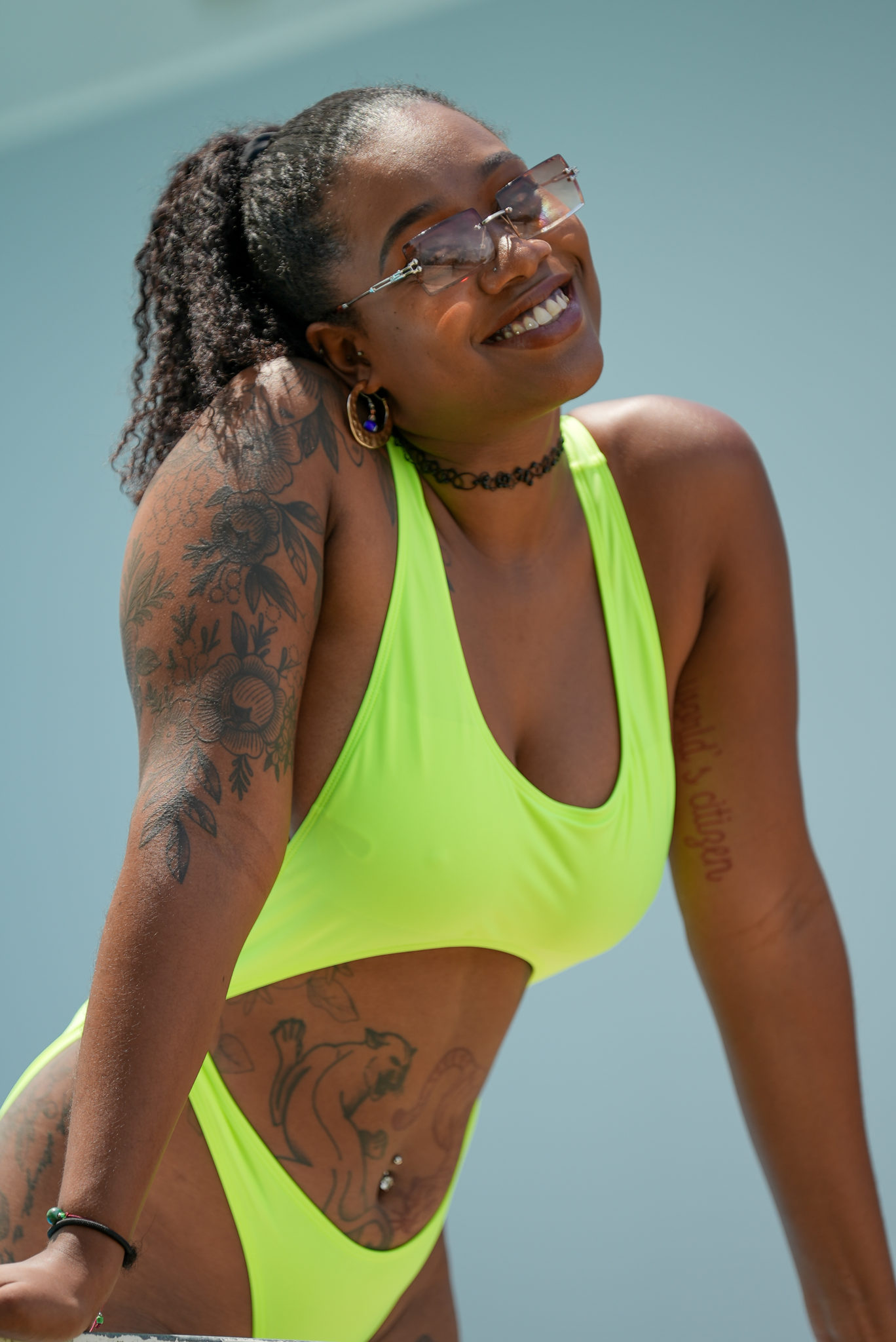 Ce maillot de bain jaune fluo te fera briller sous le soleil de l'été.
