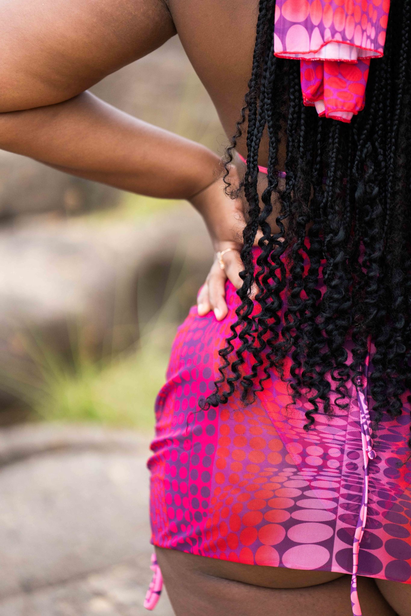 Complète ton style avec le foulard assorti pour une coiffure originale et raffinée.