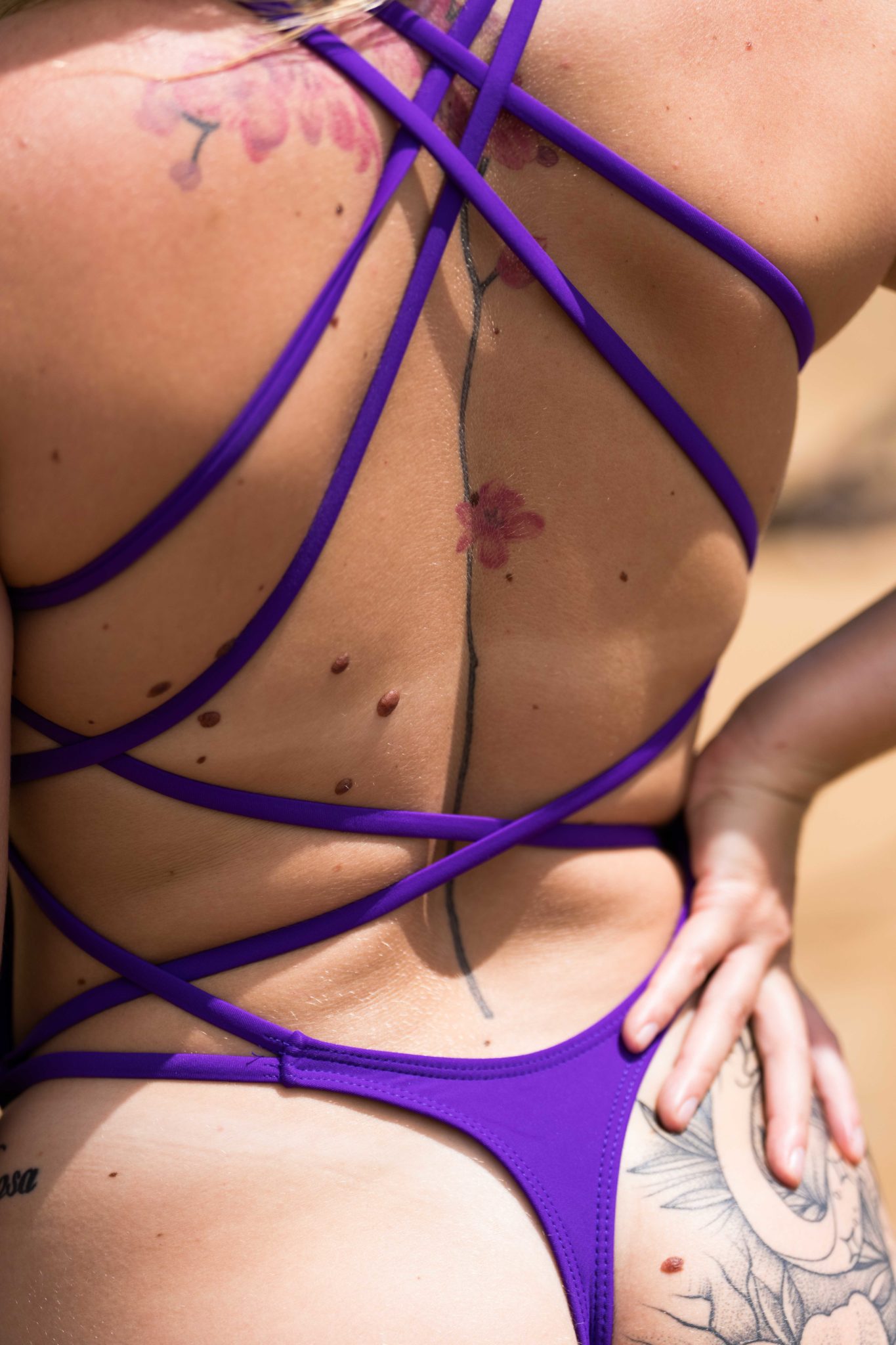 Victoria : le maillot une pièce à la coupe string qui te fera te sentir confiante.