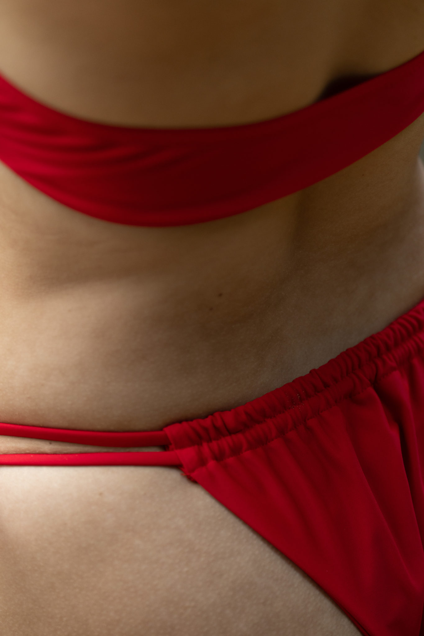 Un bikini orange flashy avec bas taille haute pour sublimer tes courbes féminines.
