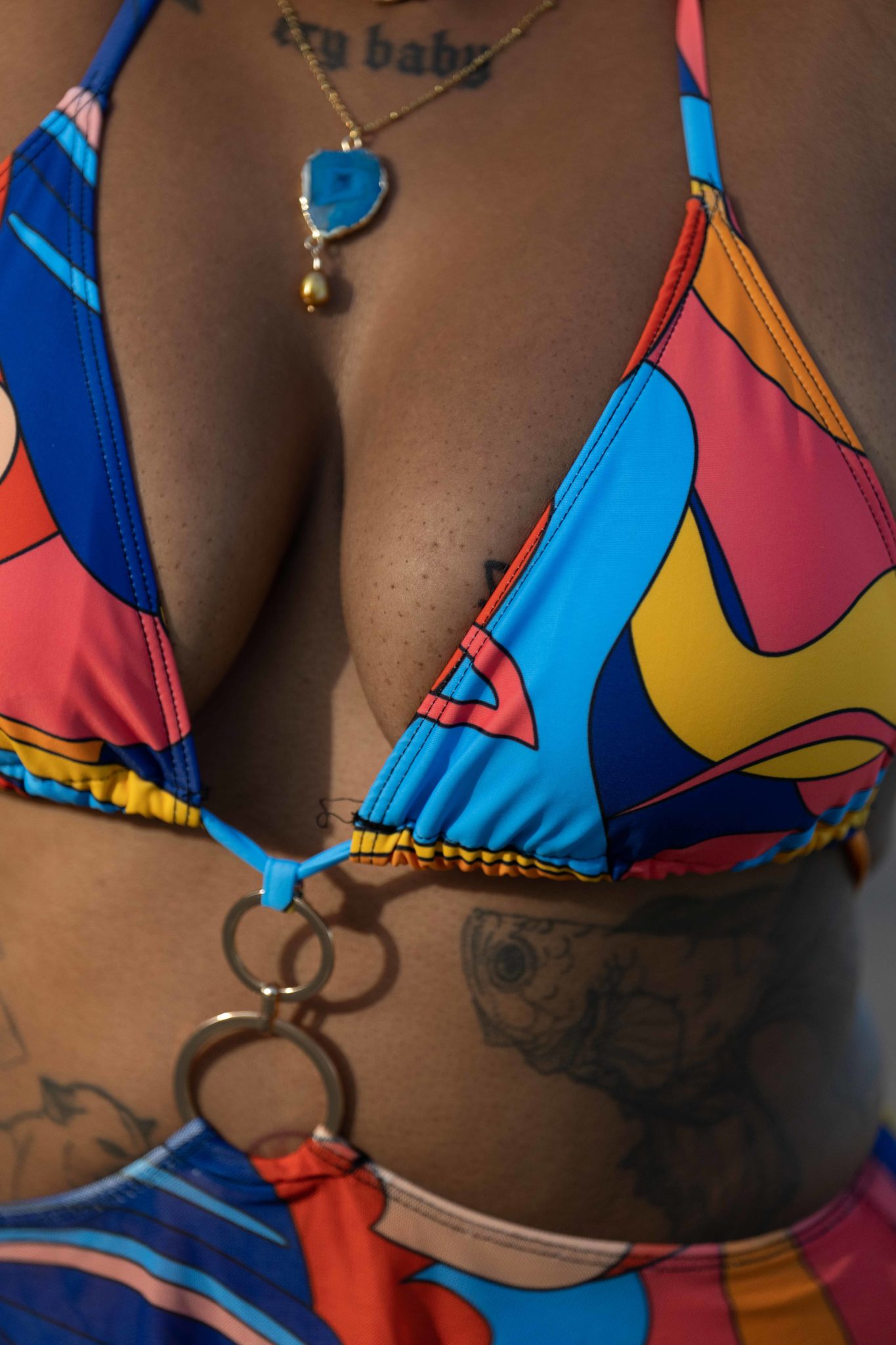 Laisse libre cours à ta créativité avec Julie, le bikini qui s'adapte à ton style.