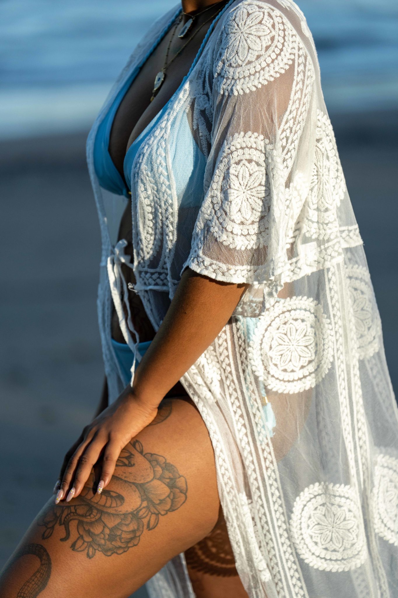 Légèreté et transparence : laisse-toi séduire par le kimono Aurore et révèle subtilement ton maillot de bain.