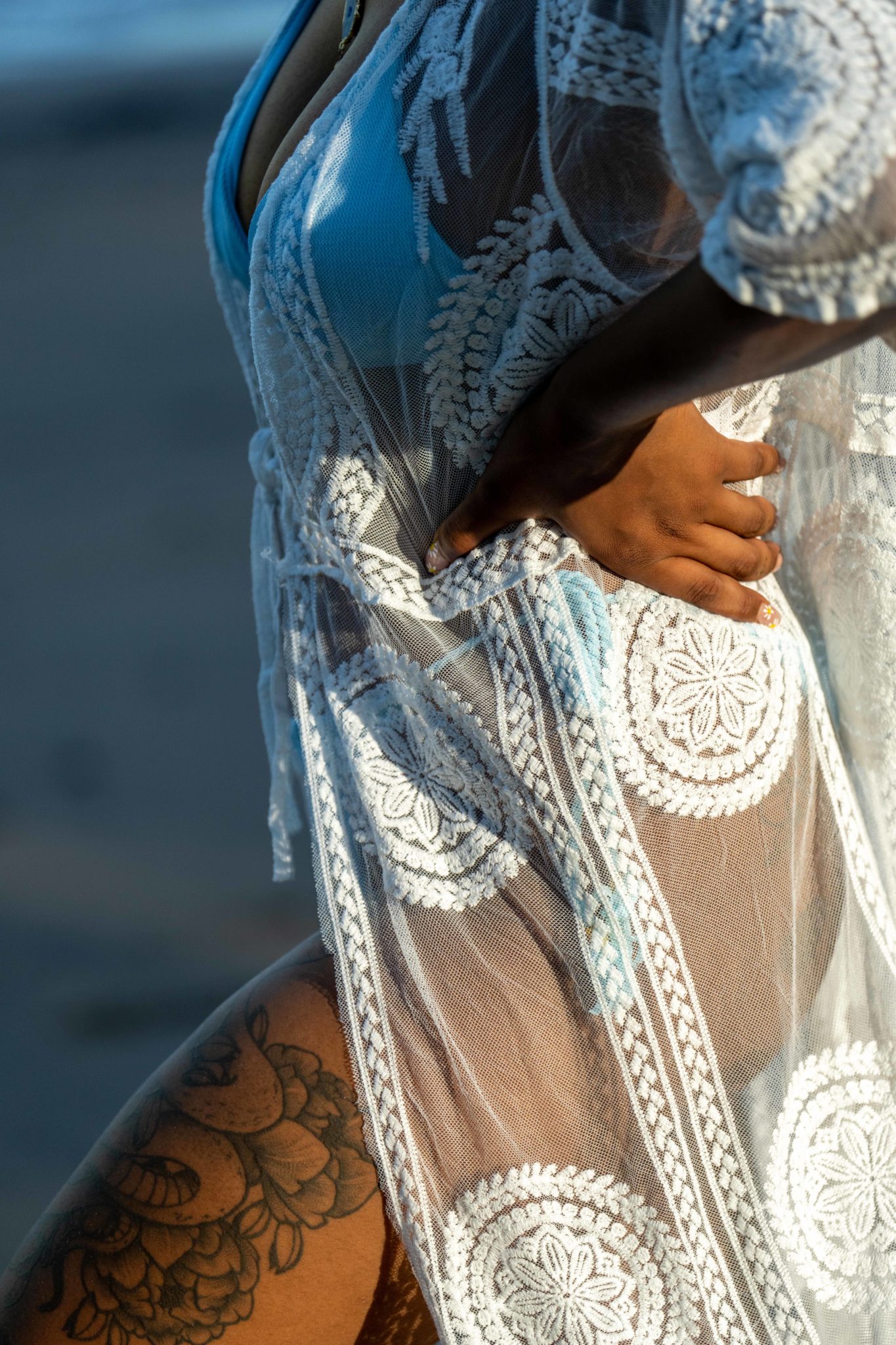 Un kimono blanc transparent orné de motifs mandala brodés pour une allure élégante et unique.